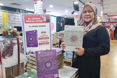 Roziyana bersama Al-Quran Amazing yang dijual dengan harga istimewa RM100 sempena Jualan Gudang Karangkraf 2025 di Shah Alam.