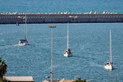 Bot dari Global Sumud Flotilla yang dipintas oleh tentera Israel di Laut Mediterranean berhampiran perairan Gaza, tiba di pelabuhan selatan Ashdod pada 2 Oktober 2025. Foto AFP