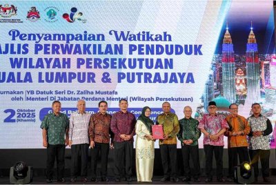 Dr Zaliha menyampaikan watikah kepada wakil dari 11 parlimen di Wilayah Persekutuan Kuala Lumpur dan 1 parlimen di Wilayah Persekutuan Putrajaya di Nexus Bangsar South City pada Khamis. Foto Bernama