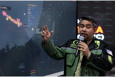 Sani Araby ketika sidang media mengenai situasi terkini kapal-kapal Misi Global Sumud Flotilla Sumud Nusantara di Pusat Gerakan Sumud Nusantara (SNCC) pada Khamis. Foto Bernama