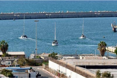 Bot dari Flotilla Sumud Global yang dipintas oleh tentera Israel di laut Mediterranean di luar perairan Semenanjung Gaza, tiba di pelabuhan selatan Ashdod. Foto AFP