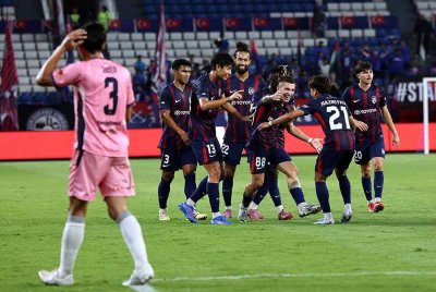 Pemain JDT, Manuel Federico Hildalgo Gasparini (tiga dari kanan) meraikan gol ke dua bersama pasukannya ketika menentang UM Damansara United pada Perlawanan Kedua Pusingan 16 Piala FA di Satdium Sultan Ibrahim malam tadi - Foto: Bernama