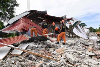 Pasukan penyelamat mencari tiga orang yang dilaporkan hilang di bawah runtuhan bangunan di Bogo City pada Rabu selepas gempa bumi kuat 6.9 magnitud menggegarkan tengah Filipina - Foto: AFP