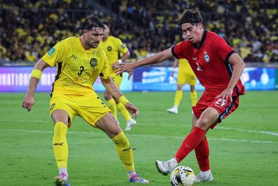 Garces (kiri) ketika beraksi bersama Harimau Malaya ketikan perlawanan antarabangsa Tier 1 menentang Singapura baru-baru ini. Foto Bernama