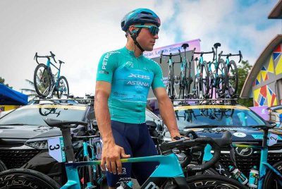 Pelumba XDS Astana, Matteo Malluceli terpaksa menarik diri selepas terlibat dalam kemalangan di kilometer 16.5 pada perlumbaan yang berlangsung dalam cuaca hujan hari ini - Foto: Bernama