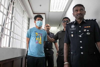 Myo Naing Soe dibawa ke Mahkamah Majistret Ipoh bagi pertuduhan membunuh isterinya di sebuah rumah di Kampung Kuala Kuang, Chemor, Isnin lalu.