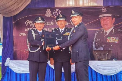 Yahaya (tengah) ketika menyaksikan penyerahan tugas oleh Mazlan (kiri) kepada Mohd Nasyim di Ibu Pejabat Polis Daerah (IPD) Temerloh pada Jumaat.