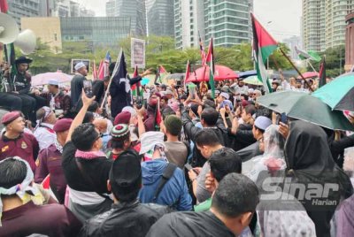Orang ramai yang hadir terdiri daripada pelbagai peringkat umur dan latar belakang politik dilihat mula berkumpul bermula jam 2.30 petang.
