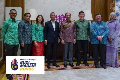 Perdana Menteri, Datuk Seri Anwar Ibrahim menerima kunjungan Ketua Pegawai Eksekutif Kumpulan merangkap Pengasas Bersama Grab, Anthony Tan di sini pada Khamis.