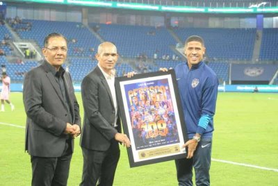 Ghani bersama Indra Putra menyerahkan Anugerah Penjaring Terbanyak Liga Super Malaysia Sepanjang Zaman kepada Pemain JDT, Bergson.