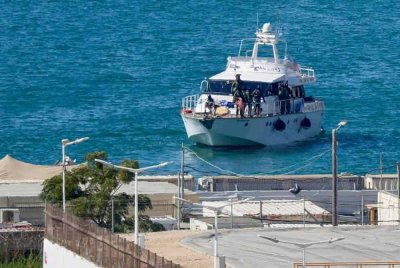Sebuah bot dari Global Sumud Flotilla yang dipintas tentera Israel di laut Mediterranean berhampiran perairan Gaza, dikawal masuk ke pelabuhan selatan Ashdod pada 2 Oktober 2025. Foto AFP