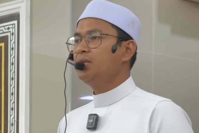 Tangkap layar video pengumuman Mohd Firdaus yang meletakkan jawatan sebagai imam dan Pengerusi Masjid Al-Busyra di Merbok pada Jumaat.