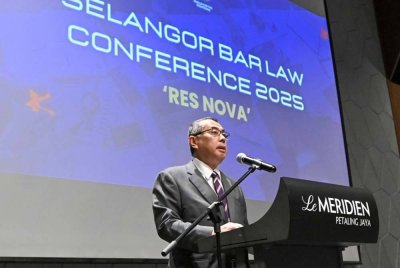 Wan Ahmad Farid berucap pada Persidangan Undang-Undang Majlis Peguam Selangor 2025 pada Jumaat. Foto Bernama