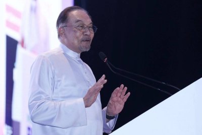 Anwar berucap sempena Majlis Peluncuran Strategi Literasi Kewangan Kebangsaan Malaysia 2026-2030 dan Bulan Literasi Kewangan 2025 di Sasana Kijang Kuala Lumpur pada Jumaat. Foto Bernama