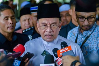 Anwar ketika ditemui pemberita selepas menunaikan solat Jumaat di Masjid Al Khadijah Jalan Pantai Sentral 2, Kuala Lumpur pada Jumaat. Foto: Bernama