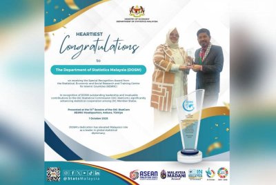 Mohd Uzir menerima penghargaan atas kepimpinan dan sumbangan dalam statistik OIC.