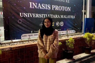 Impian Nur Arissa melanjutkan pengajian ke UUM menjadi kenyataan selepas mendapat bantuan bantuan kewangan daripada beberapa individu dermawan termasuk sumbangan penuh daripada seorang wanita dari Negeri Sembilan. FOTO UUM