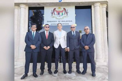 Dir Kheizwan (dua dari kanan) antara lima peguam dari CENTHRA yang kini berada di Amman, Jordan. Foto FB Dir Kheizwan Kamaruddin