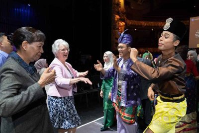 Majlis dimeriahkan dengan persembahan kebudayaan berwarna-warni.