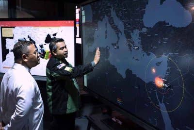 Sani Araby memberi taklimat kepada Menteri Besar Selangor, Datuk Seri Amirudin Shari (kiri) yang melawat bilik gerakan Operasi Sumud Nusantara pada Jumaat. Foto Bernama