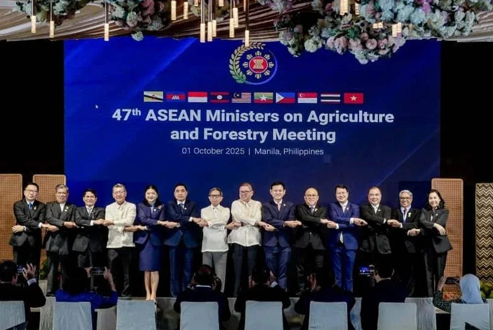 Menteri Pertanian dan Keterjaminan Makanan, Datuk Seri Mohamad Sabu (dua dari kiri) mengetuai delegasi Malaysia menghadiri Mesyuarat Menteri-Menteri Pertanian dan Perhutanan ASEAN (AMAF) ke-47 yang berlangsung di Hotel Conrad Manila, Filipina pada 1 Oktober lalu.