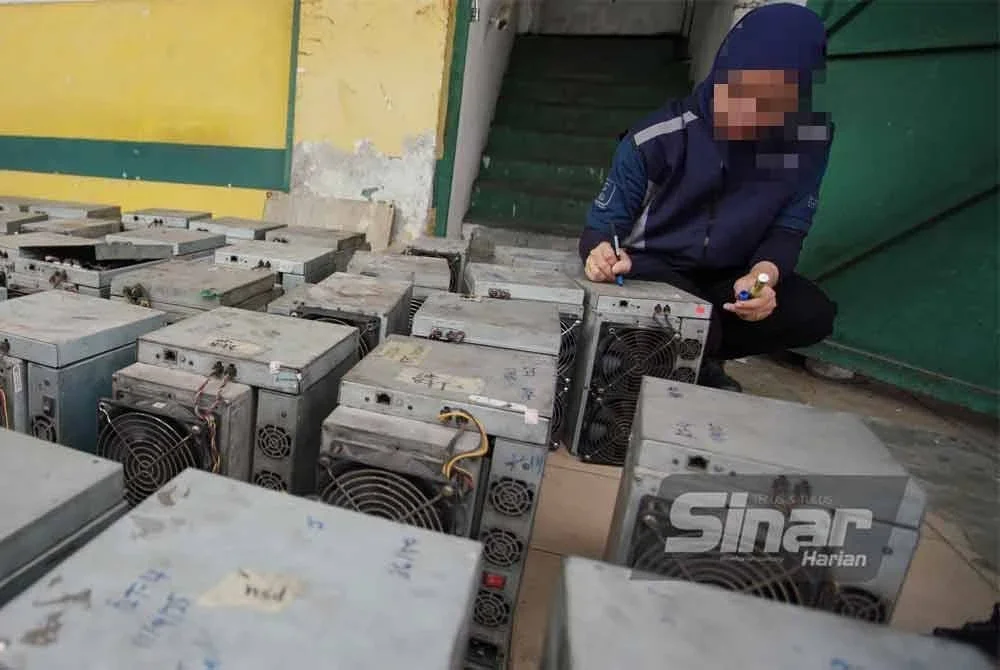 Sebanyak 50 mesin bitcoin dirampas oleh ST bagi tujuan sitaan.