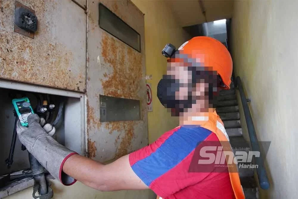Pasukan Special Engagement Against Losses (Seal) TNB memeriksa kotak meter utama di bawah premis.