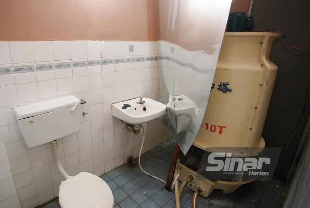 Menara pam air diletakkan di dalam bilik air bagi memberikan udara sejuk dalam kediaman.