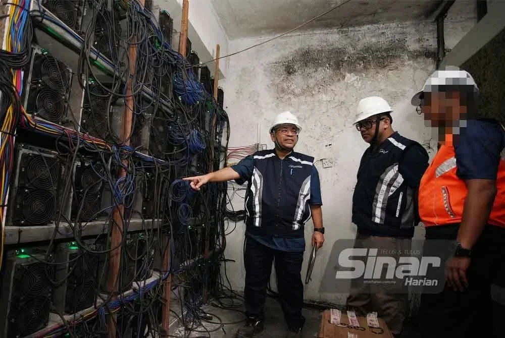 Sebanyak 50 mesin bitcoin ditemui dalam sebuah premis tingkat dua sebuah bangunan komersial yang menggunakan sambungan elektrik yang dicuri.