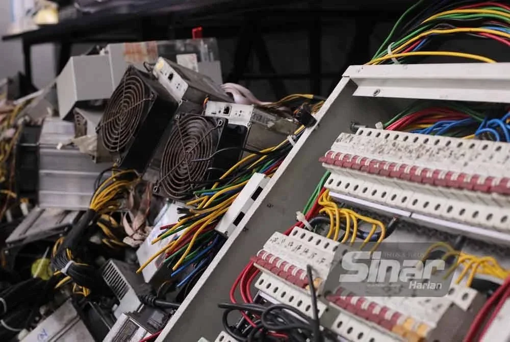 Antara barangan yang dilupuskan.