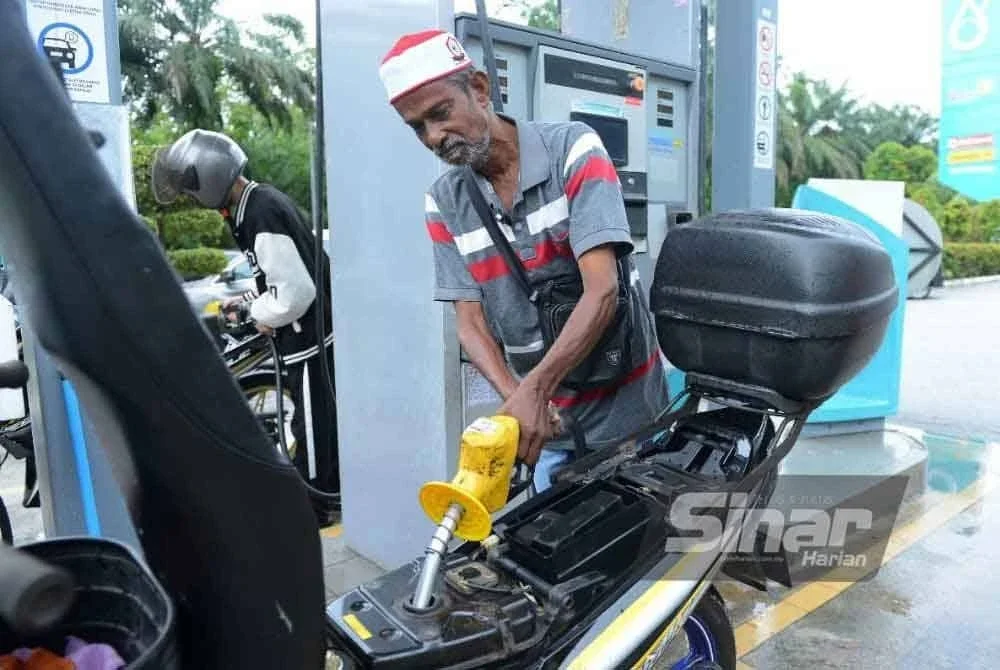 Rakyat Malaysia kini dapat menikmati petrol pada harga subsidi melalui inisiatif BUDI95. Foto: MOHD HALIM ABDUL WAHID