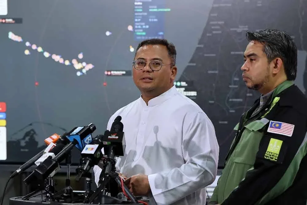 Amirudin (kiri) ketika sidang media bersama Ketua Pengarah Pusat Gerakan Operasi Sumud Nusantara (SNCC), Datuk Dr Ahmad Sani Araby Al-Kahery (kanan) pada Jumaat. Foto Bernama