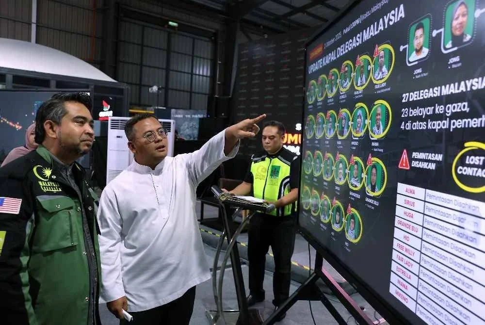 Amirudin ketika melawat bilik gerakan Operasi Sumud Nusantara pada Jumaat. Foto Bernama