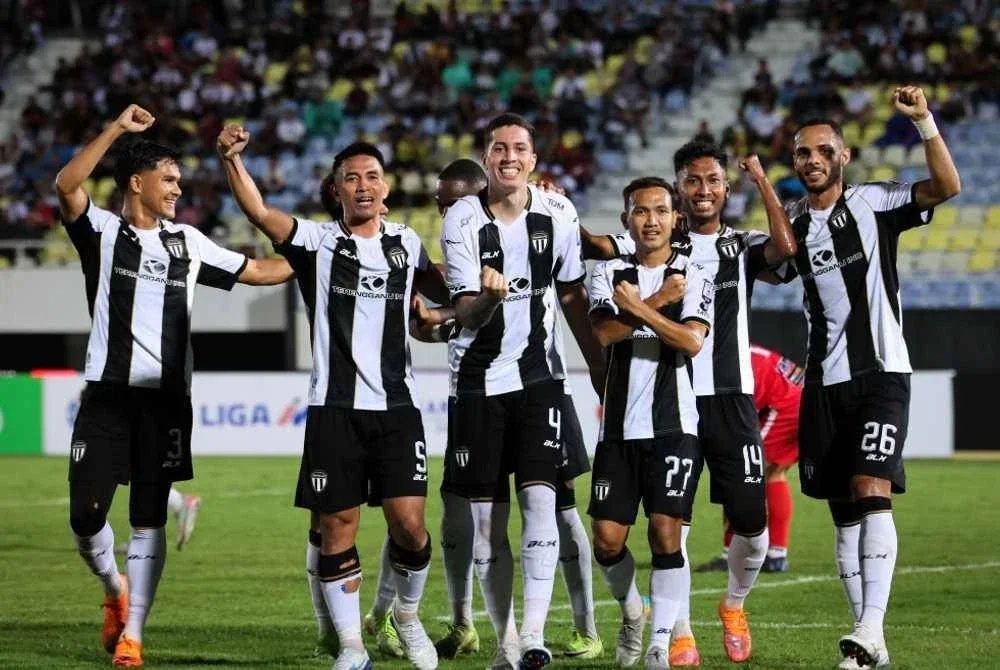 Pemain TFC, Diego Landis (tengah) meraikan kejayaan setelah menjaringkan gol pertama buat pasukannya. Foto Bernama