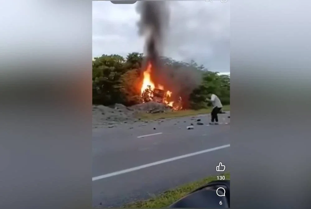 Video tular memaparkan sebuah kenderaan terbakar di bahu jalan dan dilaporkan dua orang rentung dalam kejadian berkenaan.