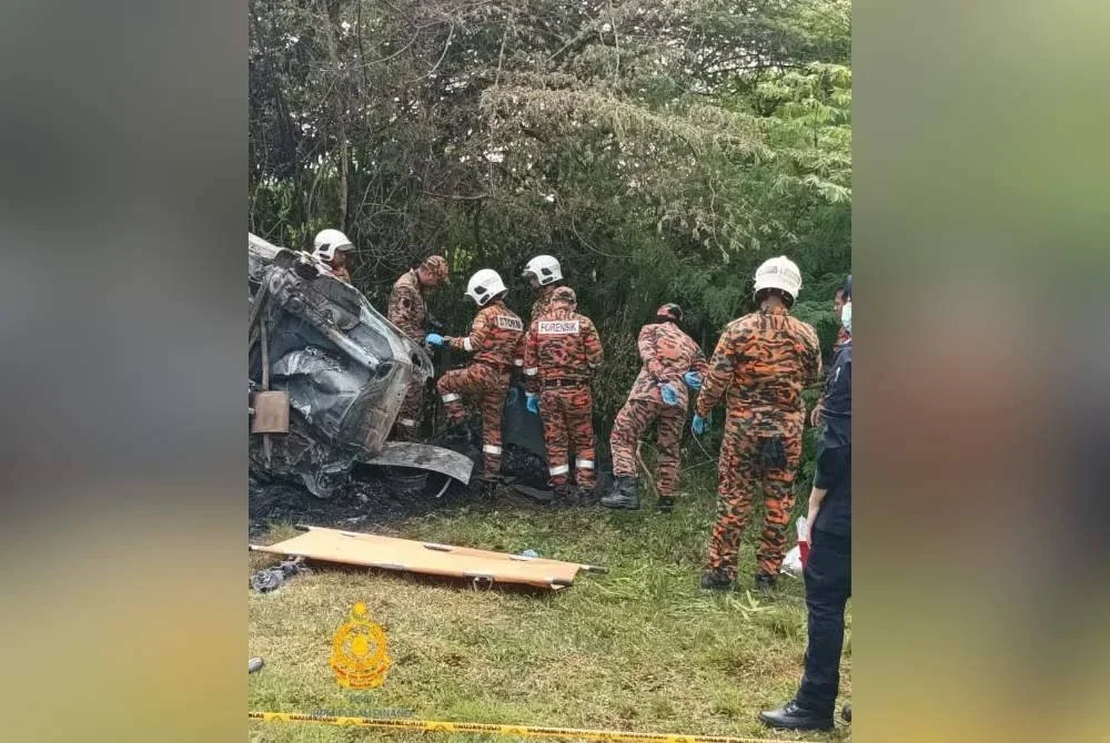 Anggota bomba mengeluarkan mayat mangsa yang terbabit dalam kemalangan di Jalan Permatang Baru, Sungai Lokan pada pagi Sabtu.