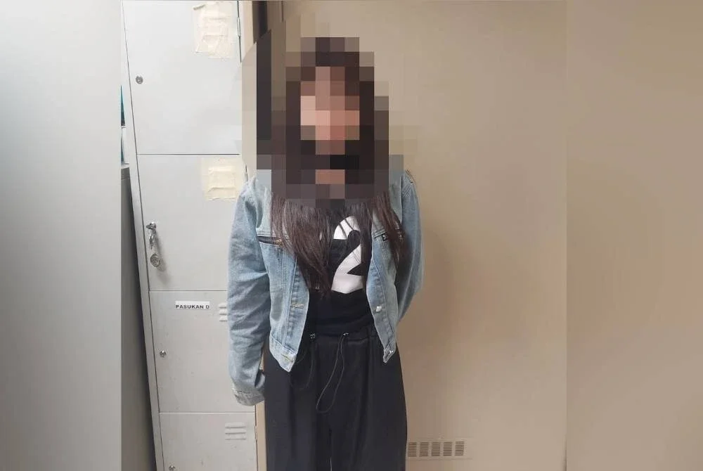 Wanita warga China yang ditahan AKPS di KLIA 2 pada Jumaat.