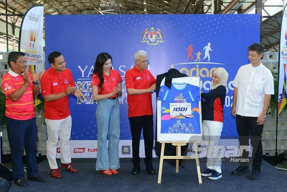 Ismail Sabri (tiga dari kanan) melancarkan Larian Keluarga Malaysia 2025 di Pickle Depot, Sentul pada Sabtu. Foto Sinar Harian MOHD HALIM ABDUL WAHID