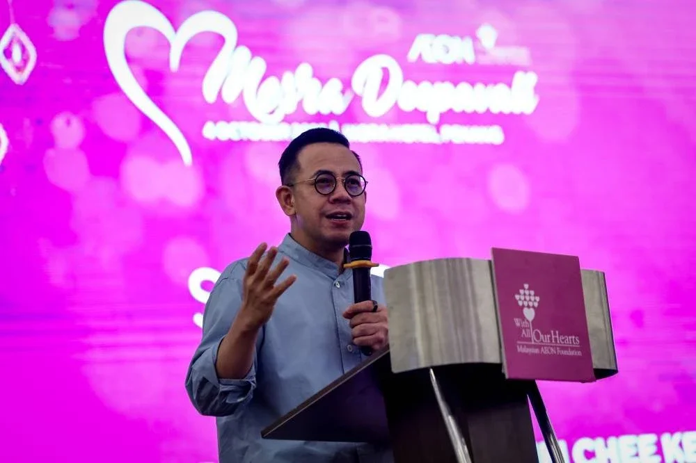 Menteri Sumber Manusia, Steven Sim Chee Keong menyampaikan ucapan pada Majlis Mesra Deepavali AEON hari ini. Foto Bernama 