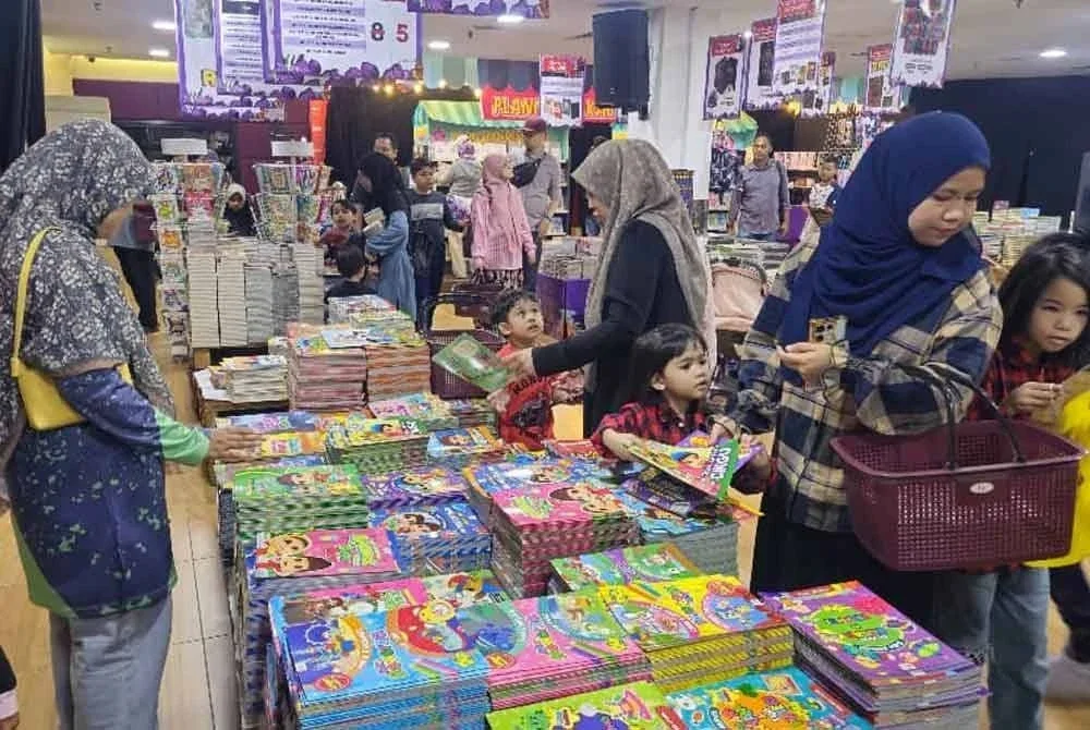 Bahagian buku kanak-kanak pelbagai siri antara tumpuan pengunjung yang hadir pada Jualan Gudang Karangkraf 2025 pada Sabtu.