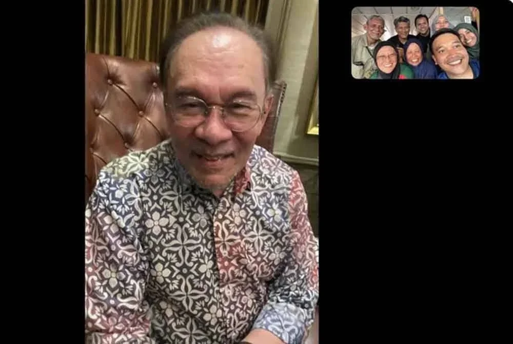 Anwar membuat panggilan video bersama delegasi Malaysia yang terlibat dalam misi Freedom Flotilla Coalition (FFC) dan Thousand Madleens to Gaza (TMTG).