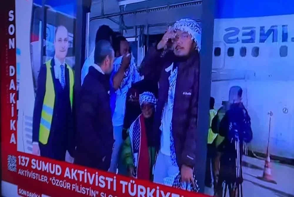 Kelihatan rakyat Malaysia yang menyertai misi kemanusiaan Global Sumud Flotilla (GSF) dirakam turun daripada pesawat Boeing 737-8F2 Turkish Airlines bersama warga Turkiye yang lain.