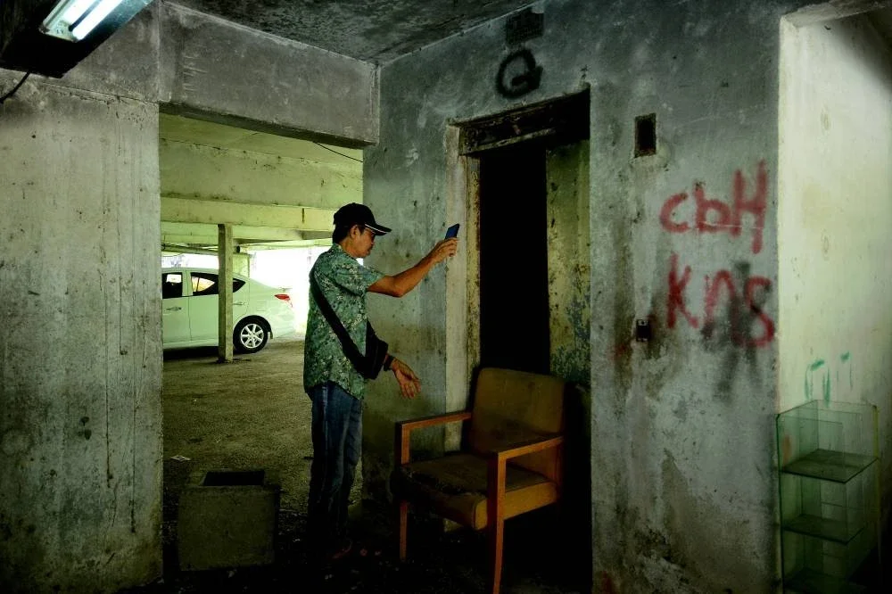 Hamed menunjukkan lif yang tidak dapat digunakan akibat tidak diselenggara sejak 20 tahun lalu.