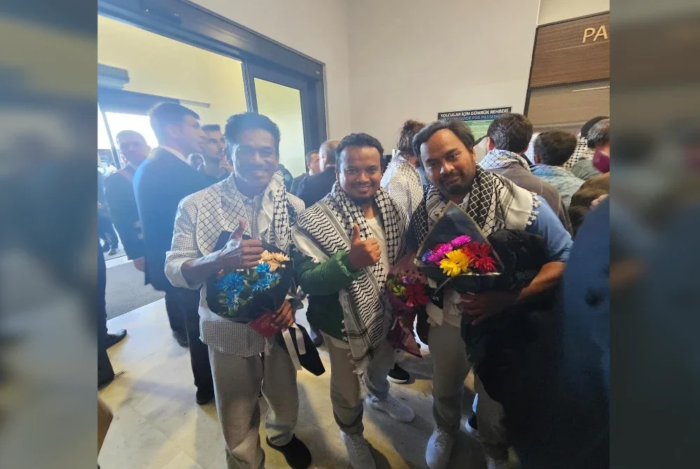 Dari kiri: Mohd Asmawi, Dr Taufiq Mohd Razif dan Zulfadhli Khairudin sebaik tiba di Lapangan Terbang Istanbul pada Sabtu.