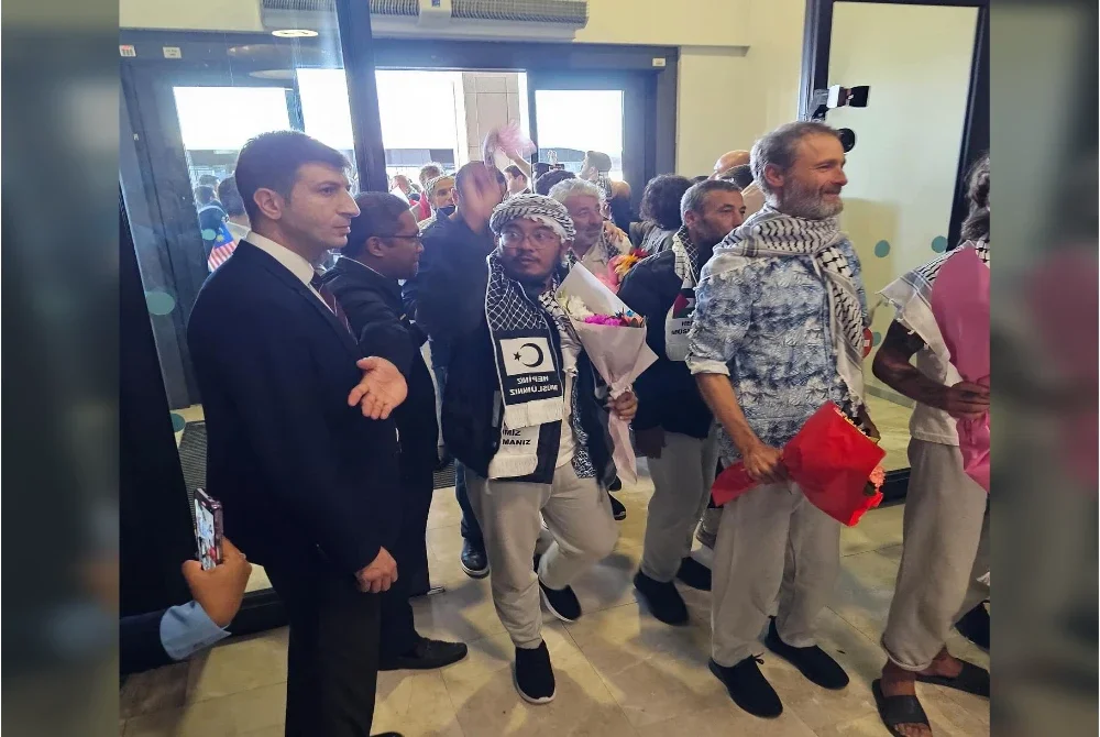 Ustaz Mad Kechik dan Pu Rahmat Ikhsan yang dilihat gembira turun daripada pesawat sambil melambaikan tangan ke arah pengamal media serta orang awam.