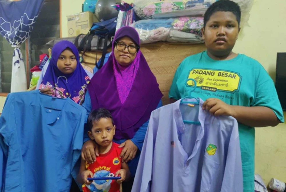 Intan bersama-sama tiga anaknya bersyukur kerana menerima BAP bagi meringankan bebannya untuk membayar yuran persekolahan.