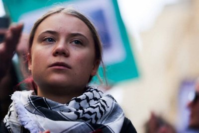 Greta Thunberg sertai demonstrasi bantah projek telaga minyak baharu di Bordeaux, Perancis. - AFP