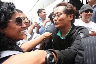 Halim (kanan) ketika dibebaskan di sempadan Baitulmaqdis-Jordan.