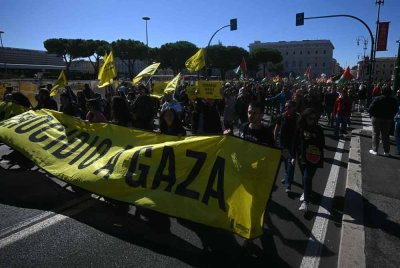 Ratusan orang mengambil bahagian dalam protes di Milan sebagai tanda solidariti terhadap Palestin dan mengutuk penahanan Global Sumud Flotilla oleh tentera Israel. Foto AFP