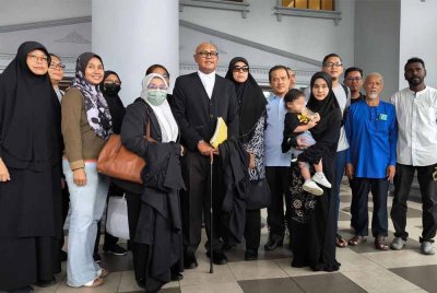 Sebahagian daripada 23 penduduk Kampung Sungai Baru hadir ke Mahkamah Tinggi Kuala Lumpur pada Jumaat.